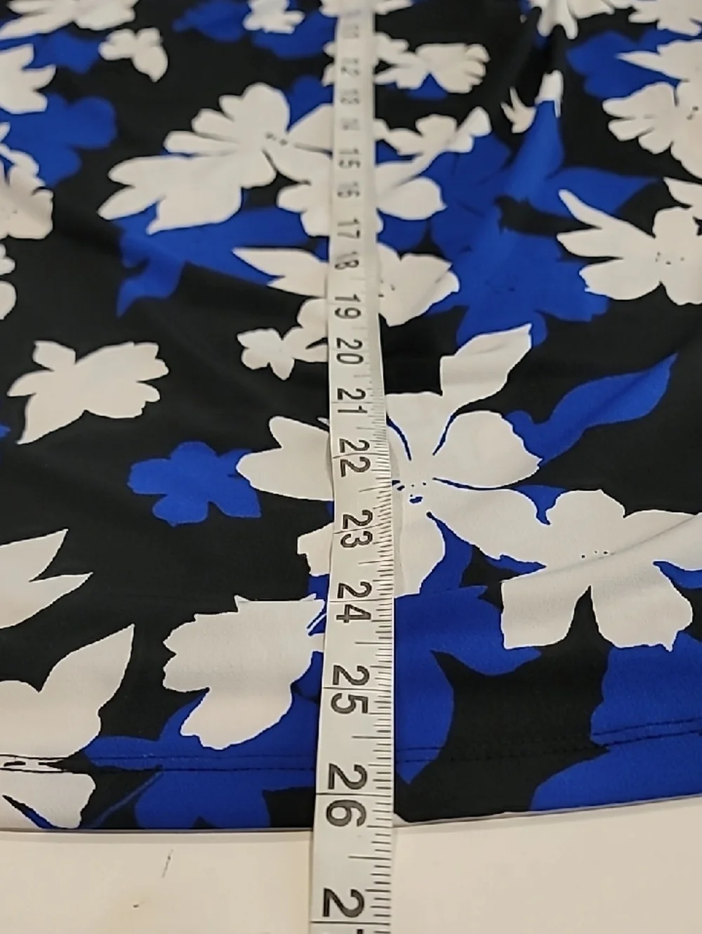 Liz Claiborne Blue Black White Floral Asymmetric Neckline Blouse Large - Picture 9 of 13